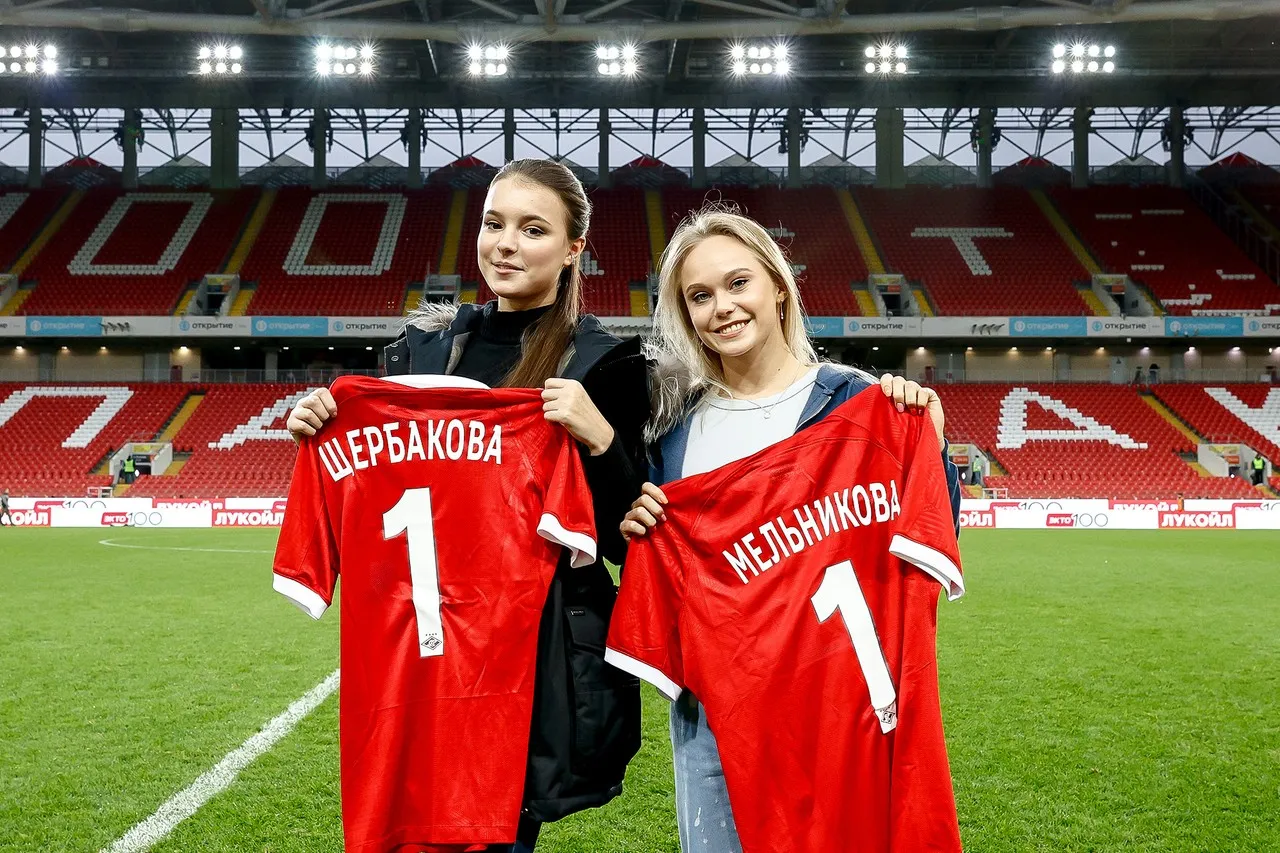 Олимпийские чемпионки Анна Щербакова и Ангелина Мельникова с футболками «Спартака»
