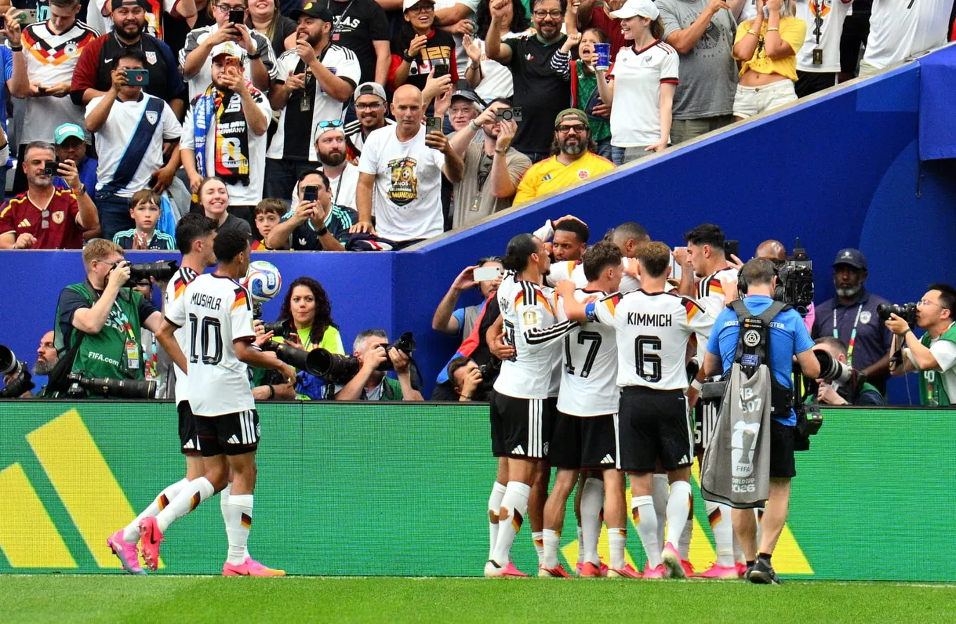 Сборная Германии празднует гол Джамала Мусиалы / DFB