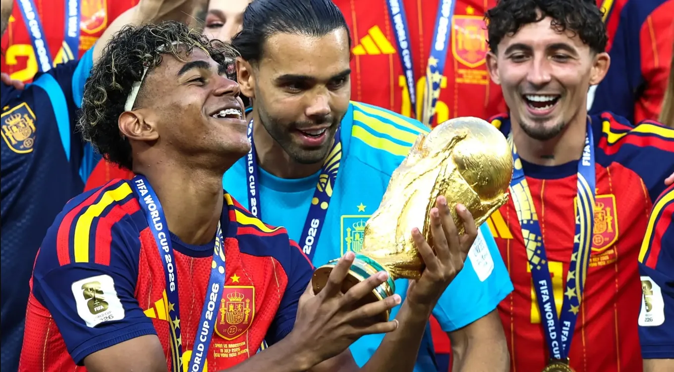Ламин Ямаль с Кубком мира / Фото: RFEF