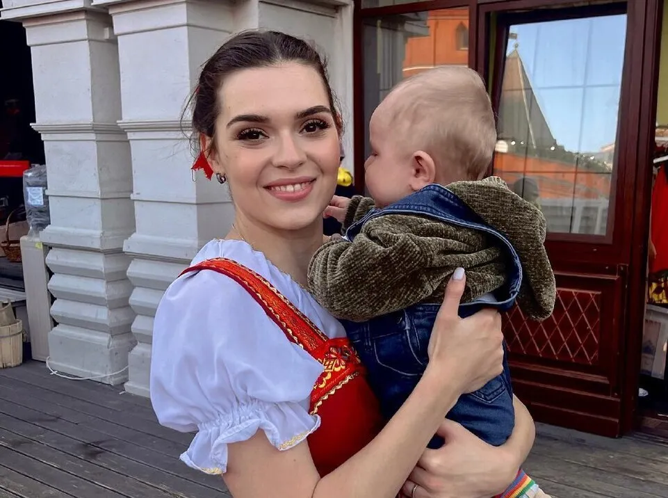 Аделина Сотникова с сыном