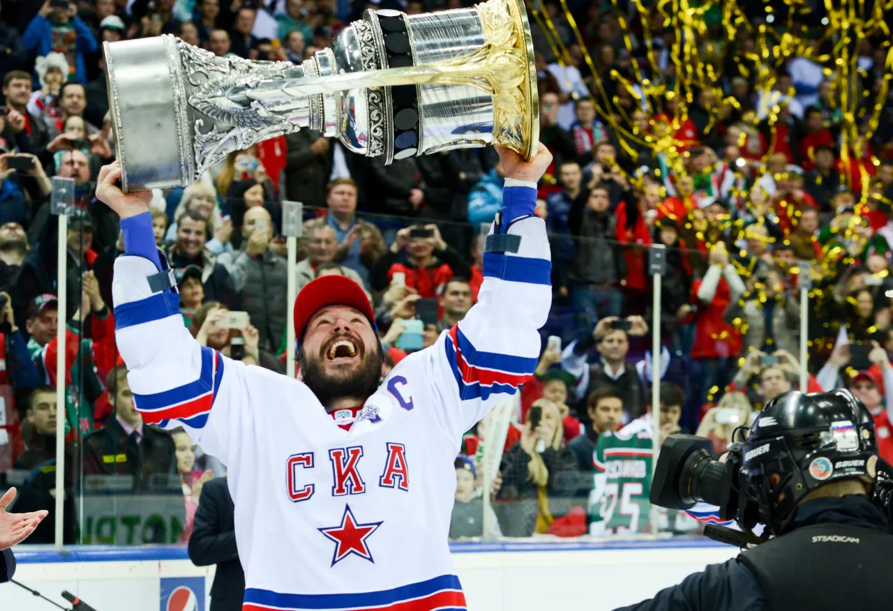 Илья Ковальчук празднует победу в Кубке Гагарина сезона-2014/15