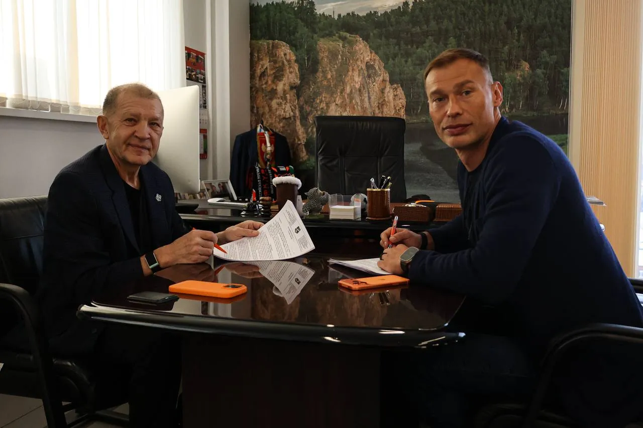 Президент «Урала» Григорий Иванов и Василий Березуцкий / Фото: ФК «Урал»