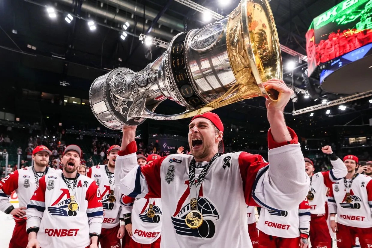 Игроки «Локомотива» празднуют победу в Кубке Гагарина