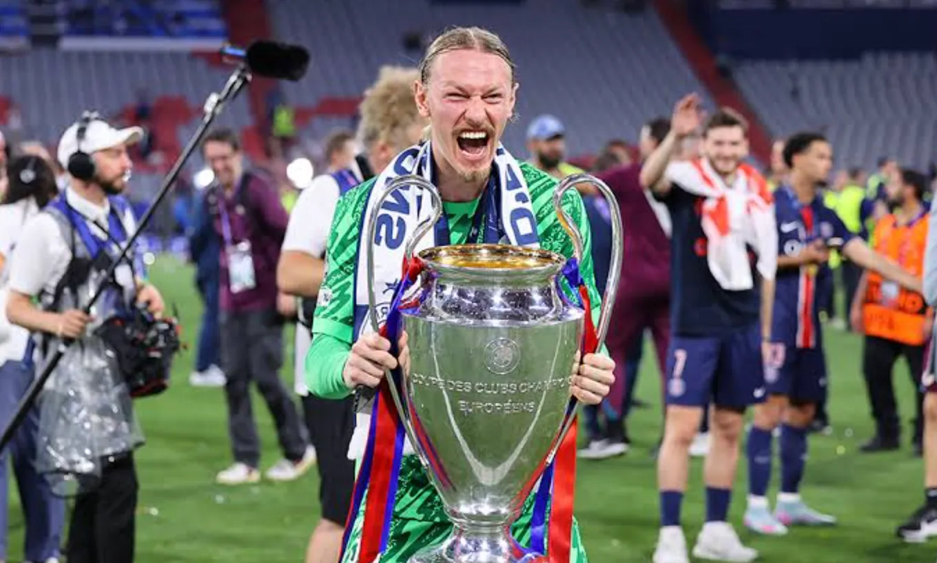 Матвей Сафонов с кубком Лиги чемпионов