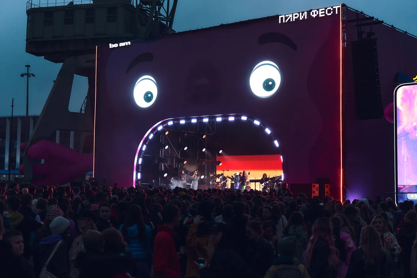 Сцена с «Геннадием» на фестивале ПАРИ ФЕСТ в Нижнем Новгороде