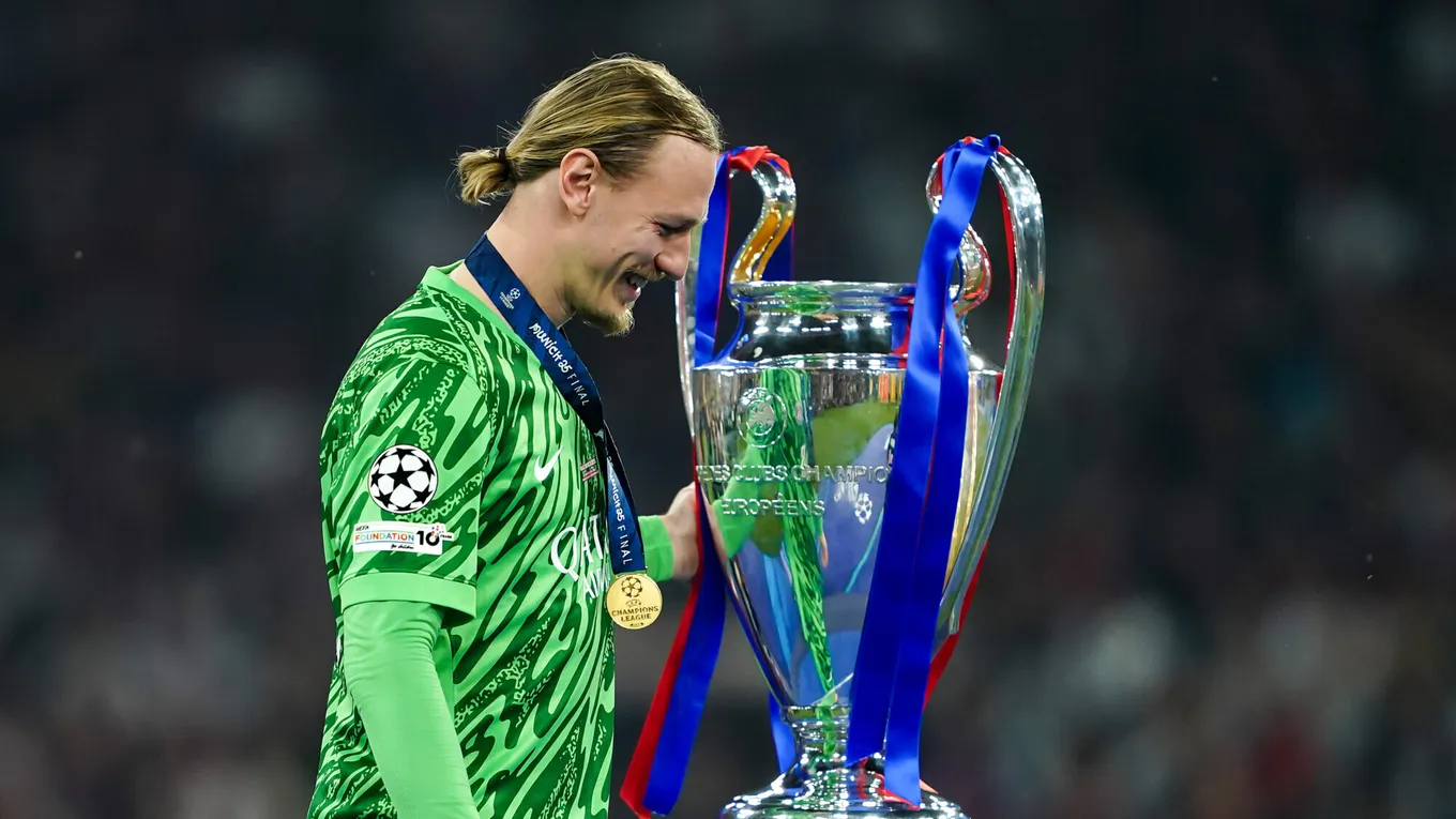Матвей Сафонов после победы в Лиге чемпионов