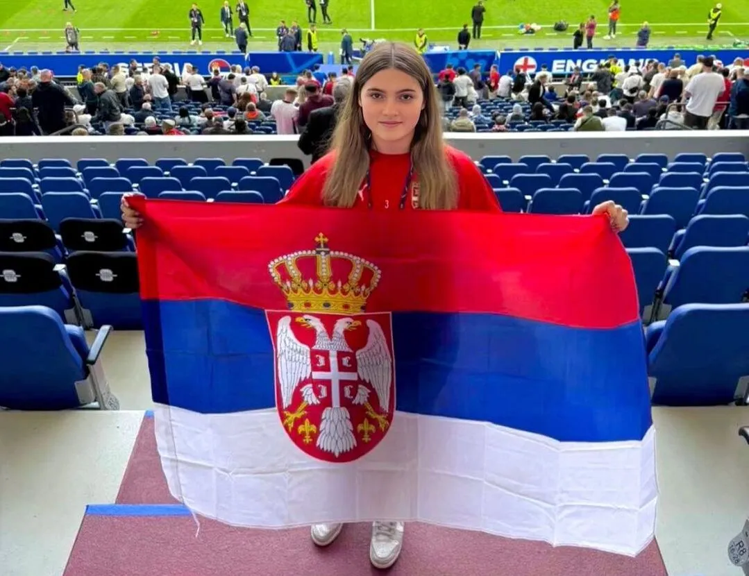 Болельщица Сербии