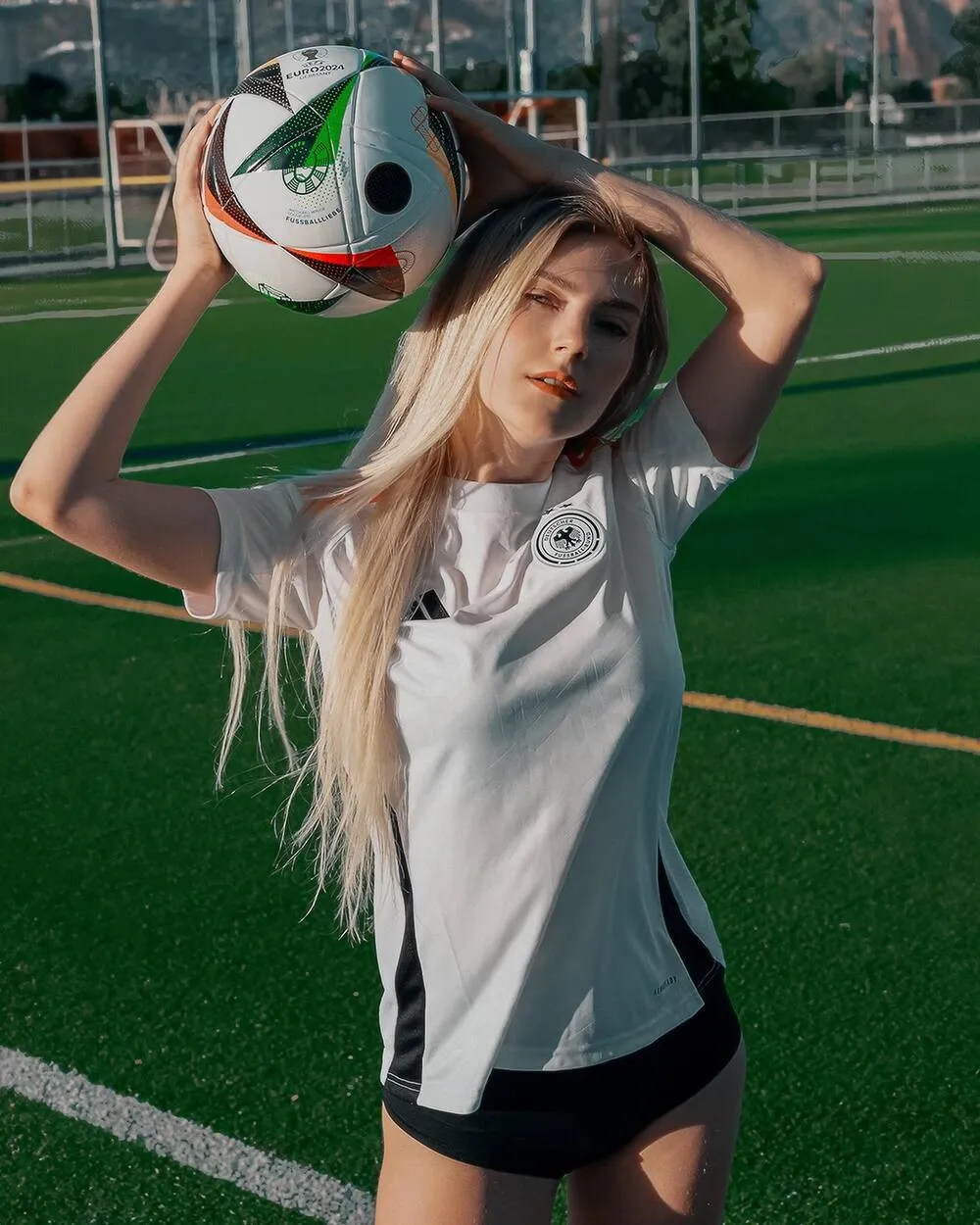 Актриса Ева Эльфи