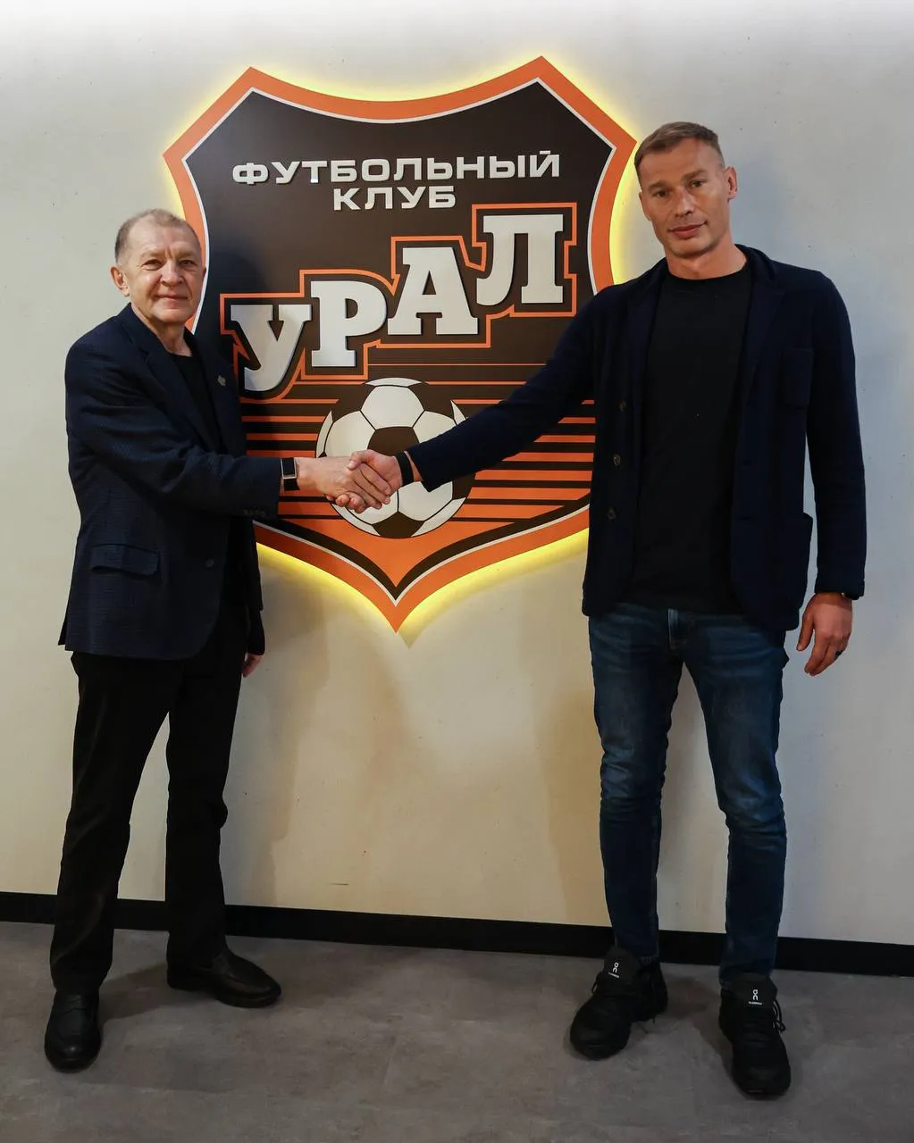 Президент «Урала» Григорий Иванов и Василий Березуцкий / Фото: ФК «Урал»