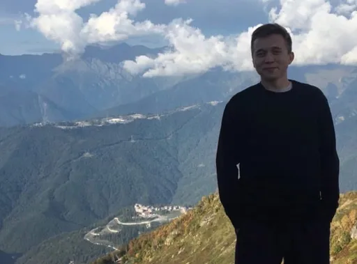 Готовит хачапури, любит сноуборд, до 40 не заведет семью. Лучше узнаем Серохвостова через интервью его сестры