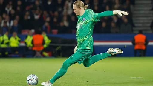 Planète PSG отметил прогресс Сафонова в игре ногами после матча с «Лионом»