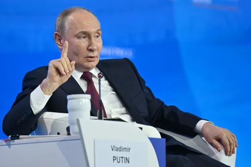 Владимиру Путину вручили талисман Игр кочевников в Бишкеке