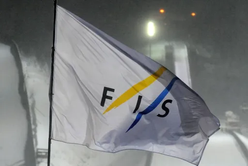 Десять российских лыжников получили нейтральный статус от FIS