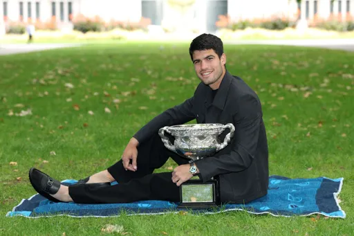 Алькарас провёл чемпионскую фотосессию с титулом Australian Open-2026