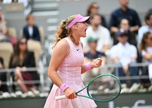 Мирра Андреева снялась в фотосессии с трофеем Roland Garros-2026 в Париже