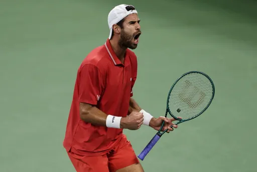Карен Хачанов стартовал с победы на турнире ATP-250 в Алматы