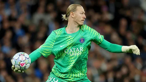 Goal оценил игру Сафонова в матче с «Лионом» на 8 баллов из 10